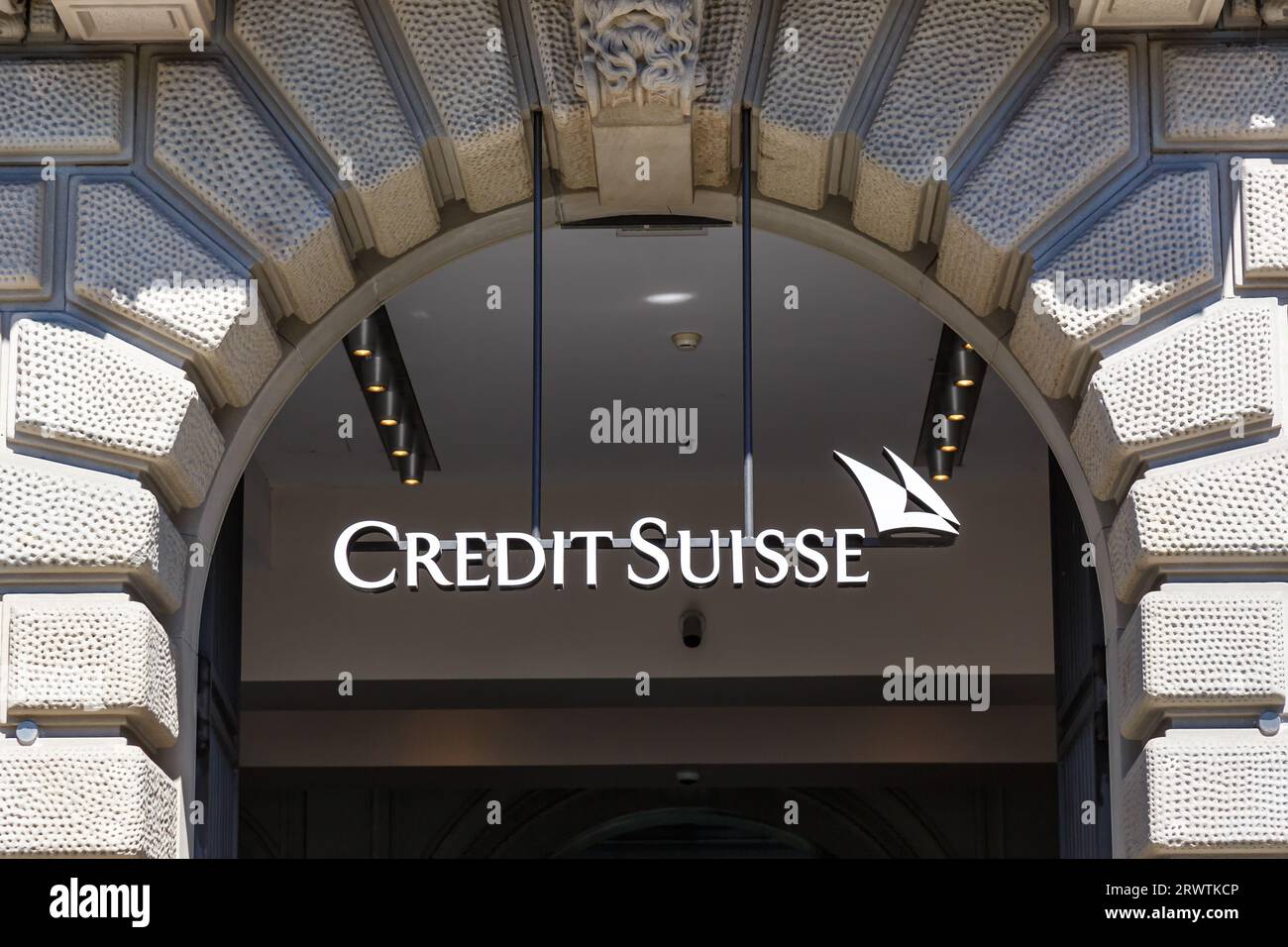Zurich, Suisse - 10 août 2023 : logo Credit Suisse Bank au siège social de la société Paradeplatz à Zurich, Suisse. Banque D'Images