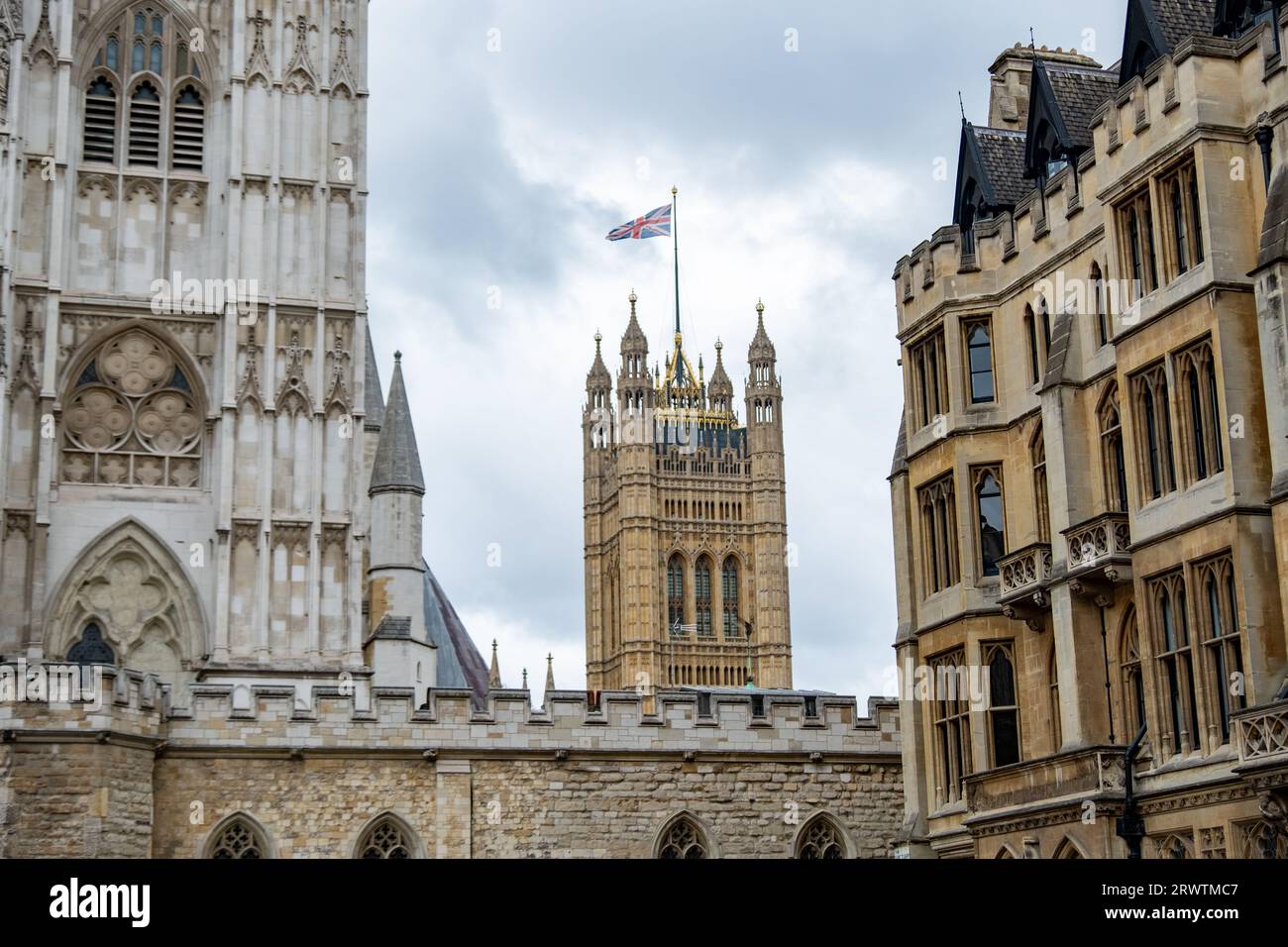 LONDRES- 18 SEPTEMBRE 2023 : vue des chambres du Parlement avec drapeau de l'Union britannique Banque D'Images