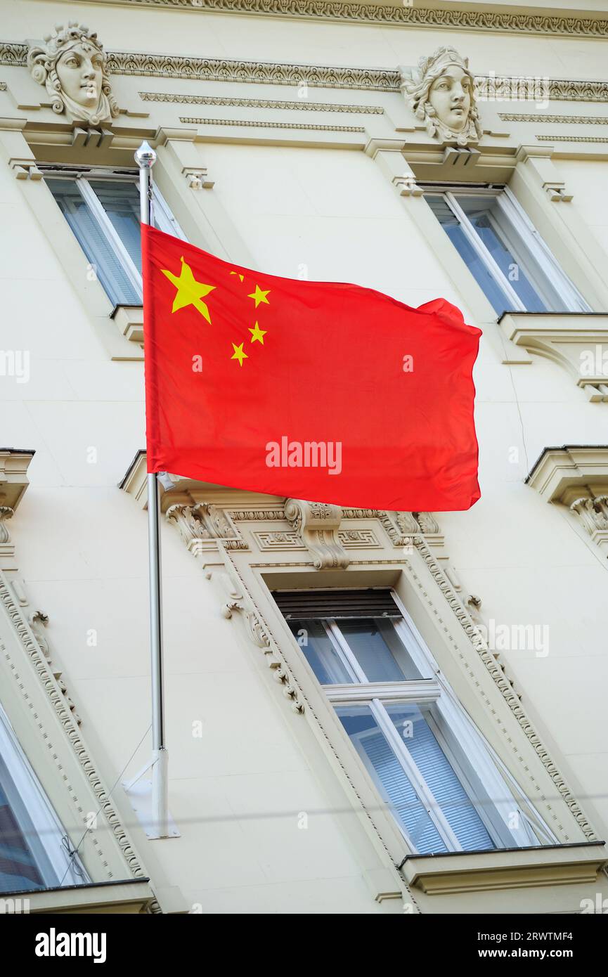 Vienne, Autriche. Drapeau chinois à l'ambassade de Chine Banque D'Images