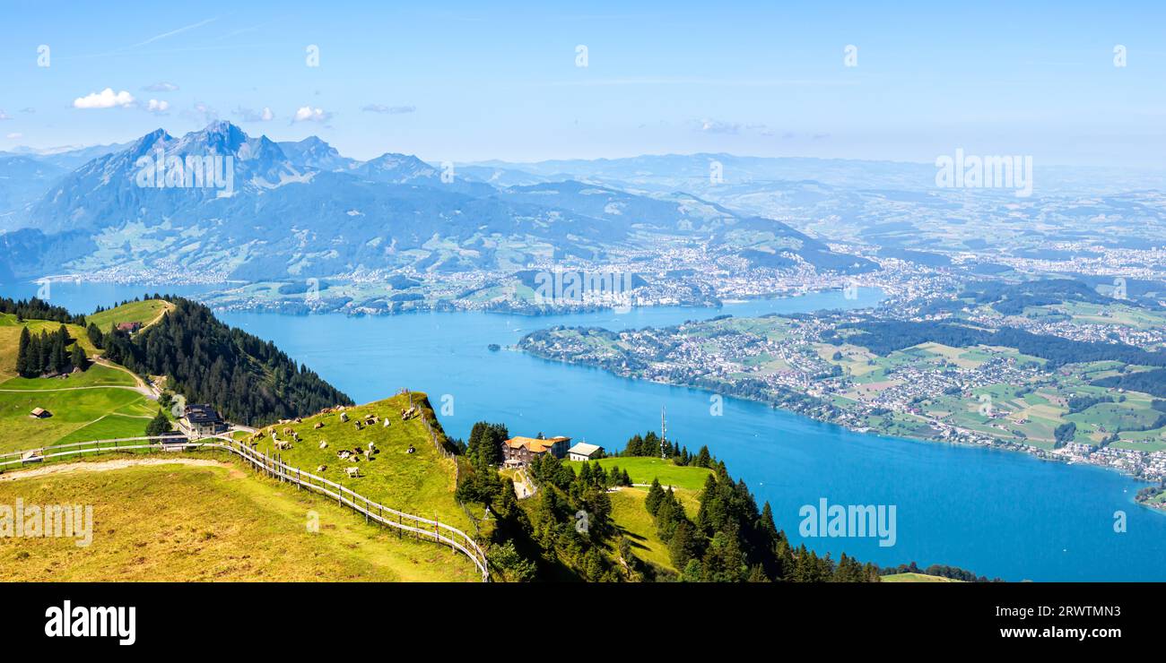 Vue de la montagne Rigi sur les Alpes suisses, le lac de Lucerne et les montagnes Pilatus vacances panoramiques en Suisse Banque D'Images
