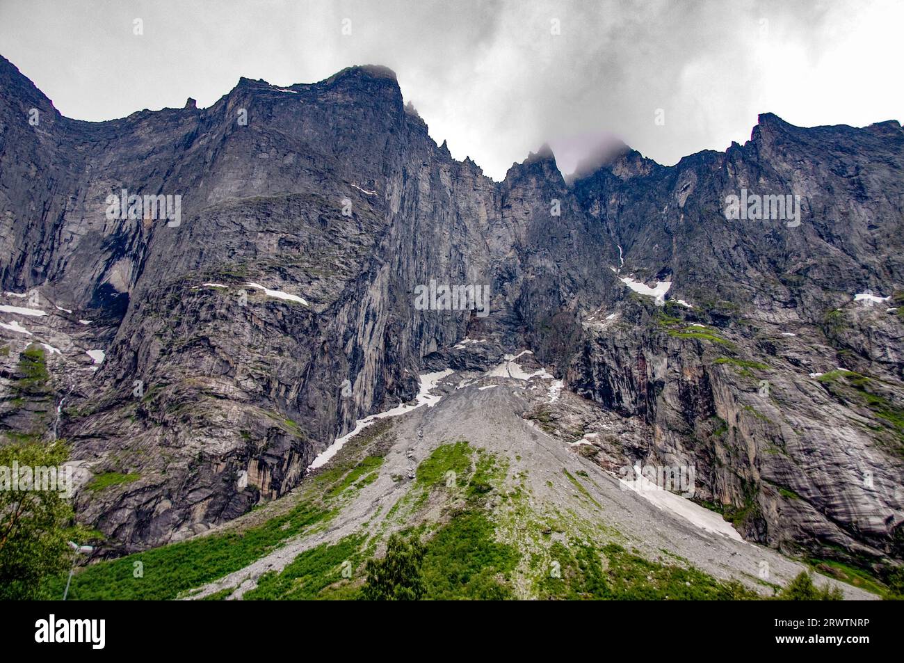 Troll Wall (Trollveggen), la plus haute paroi rocheuse verticale (1700 m) d'Europe, située dans la municipalité de Rauma, Møre & Romsdal, Norvège. Banque D'Images