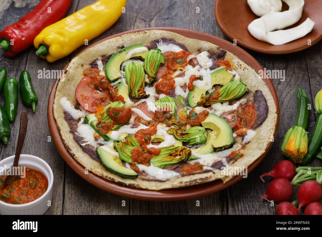 Tlayuda de légumes ouvert maison (avant cuisson au charbon de bois), pizza mexicaine Banque D'Images