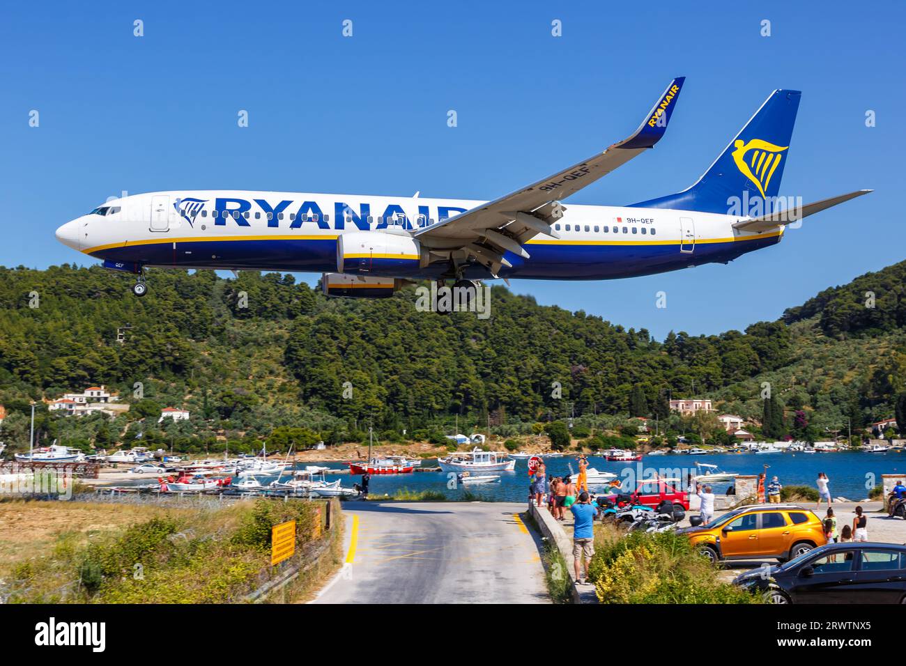 Skiathos, Grèce - 24 juin 2023 : Boeing 737-800 de Ryanair à l'aéroport de Skiathos (JSI) en Grèce. Banque D'Images