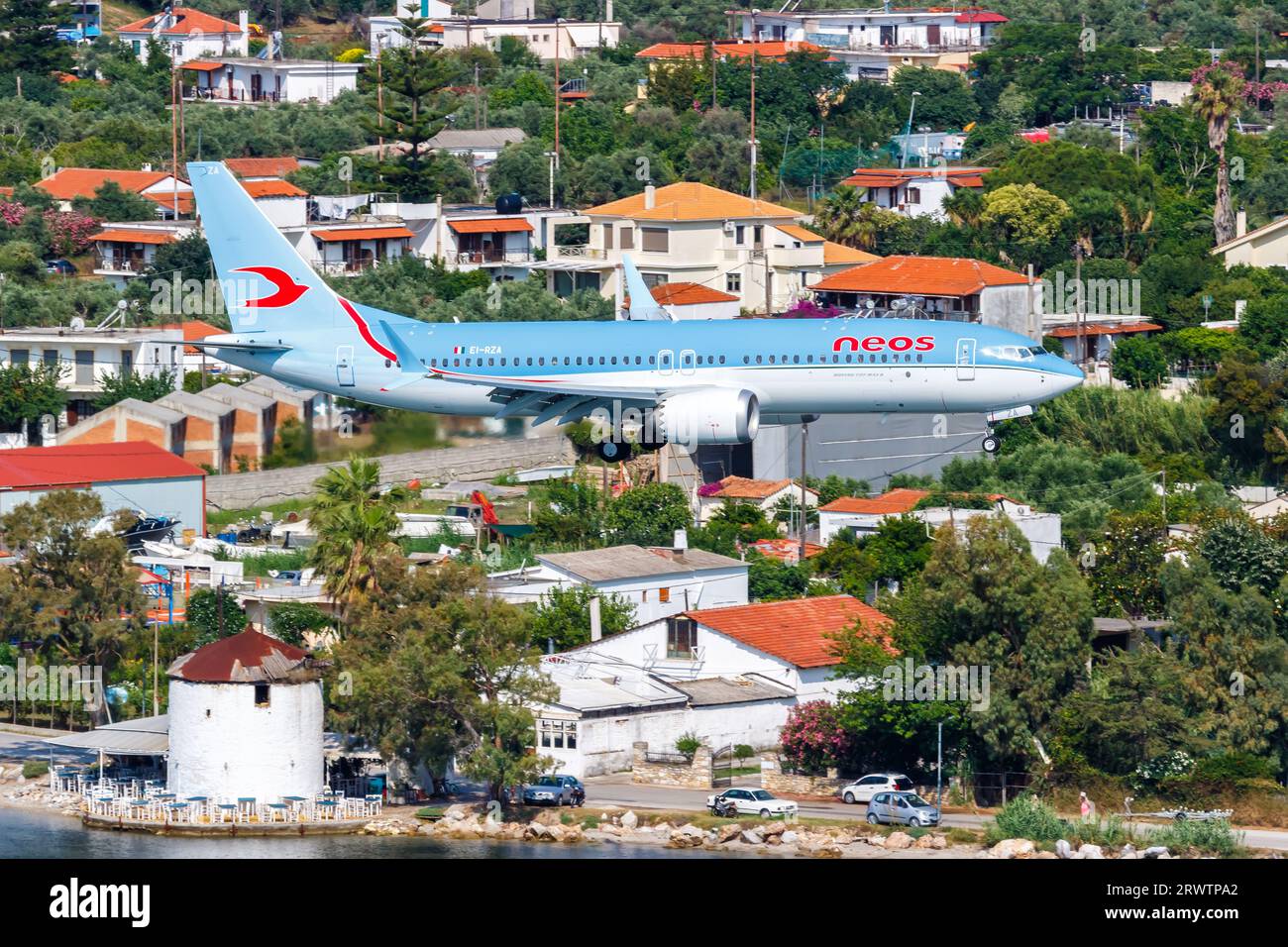 Skiathos, Grèce - 30 juin 2023 : avion Neos Boeing 737 MAX 8 à l'aéroport de Skiathos (JSI) en Grèce. Banque D'Images