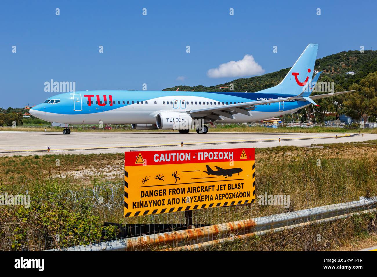 Skiathos, Grèce - 30 juin 2023 : avion TUI Boeing 737-800 à l'aéroport de Skiathos (JSI) en Grèce. Banque D'Images