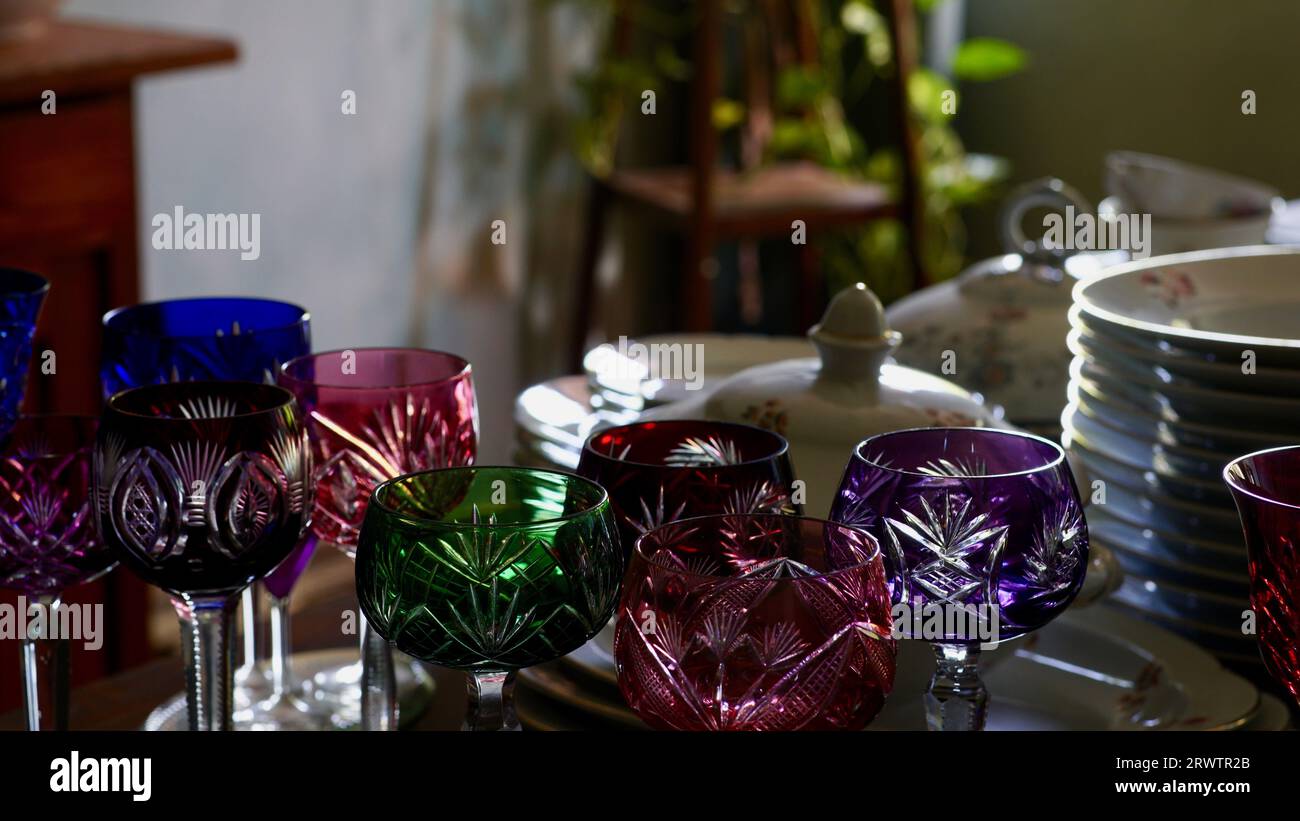 Plats anciens et verres en cristal colorés. Banque D'Images