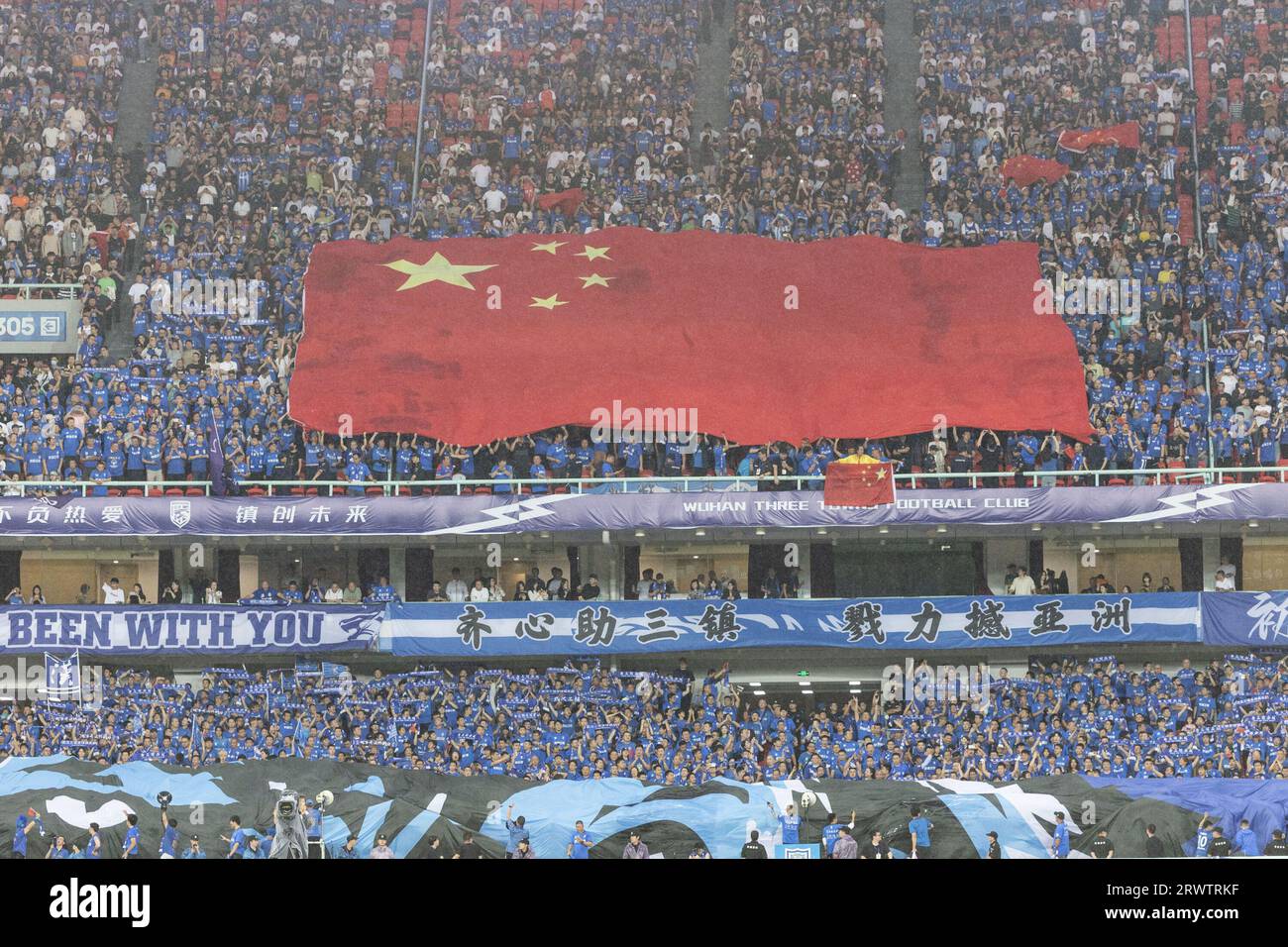 Wuhan, Chine. 20 septembre 2023. Les supporters hissent un drapeau national chinois géant lors du match du groupe J de la ligue des champions de l'AFC entre les trois villes chinoises de Wuhan et les diamants rouges d'Urawa du Japon lors de la Ligue des champions de l'AFC 2023. Wuhan Three Towns, couronnés en Super League chinoise lors de leur premier voyage en 2022, ont tiré avec le triple titulaire Urawa Red Diamonds 2-2 à domicile lors des débuts de l'équipe chinoise en Ligue des champions de l'AFC. (Photo RenYong/SOPA Images/Sipa USA) crédit : SIPA USA/Alamy Live News Banque D'Images