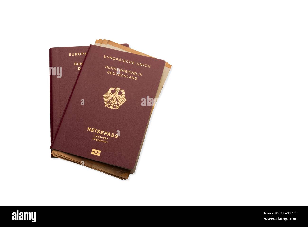 , Symbole, Deutschland, 21.09.2023, Auf dem Bild sind zwei deutsche Reisepässe vor einem weißen hintergrund abgebildet, in einem von ihnen stecken eu Banque D'Images