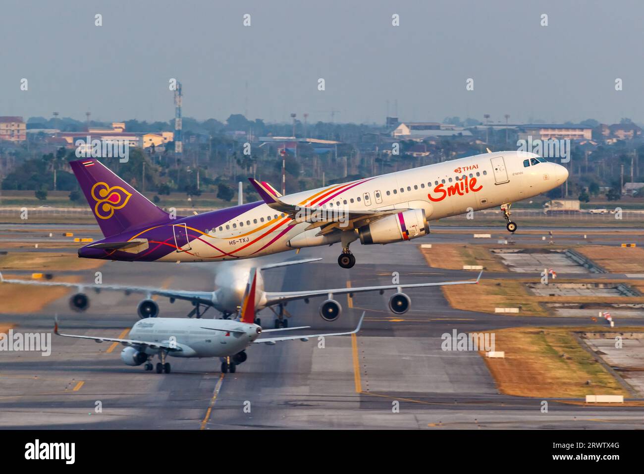 Bangkok, Thaïlande - 9 février 2023 : Thai Smile Airbus A320 à l'aéroport Suvarnabhumi de Bangkok en Thaïlande. Banque D'Images