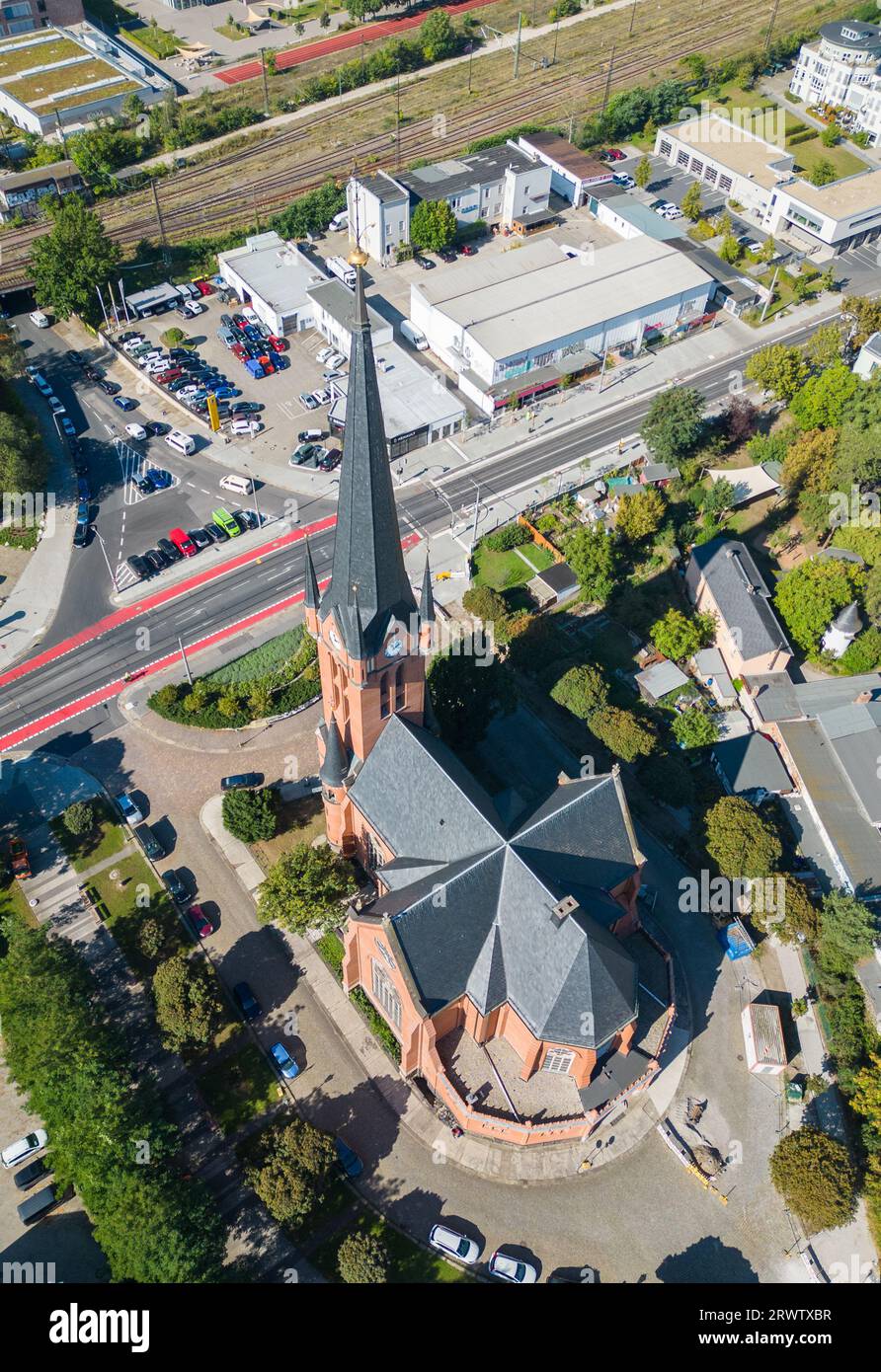 Dresde, Allemagne. 21 septembre 2023. St. L'église de Pierre dans le quartier Leipziger Vorstadt est illuminée par la lumière du soleil le matin. L'église de la Großenhainer Platz est utilisée par la paroisse évangélique luthérienne de la Trinité de l'Église évangélique luthérienne indépendante. (Tourné avec un drone) crédit : Robert Michael/dpa/ZB/dpa/Alamy Live News Banque D'Images