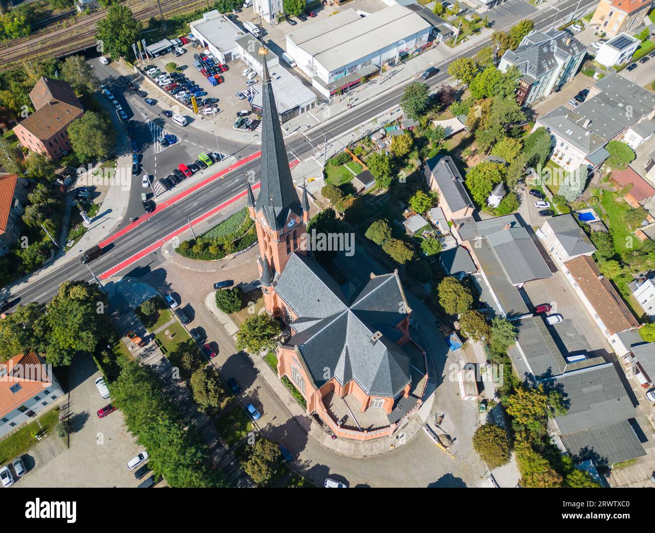 Dresde, Allemagne. 21 septembre 2023. St. L'église de Pierre dans le quartier Leipziger Vorstadt est illuminée par la lumière du soleil le matin. L'église de la Großenhainer Platz est utilisée par la paroisse évangélique luthérienne de la Trinité de l'Église évangélique luthérienne indépendante. (Tourné avec un drone) crédit : Robert Michael/dpa/ZB/dpa/Alamy Live News Banque D'Images