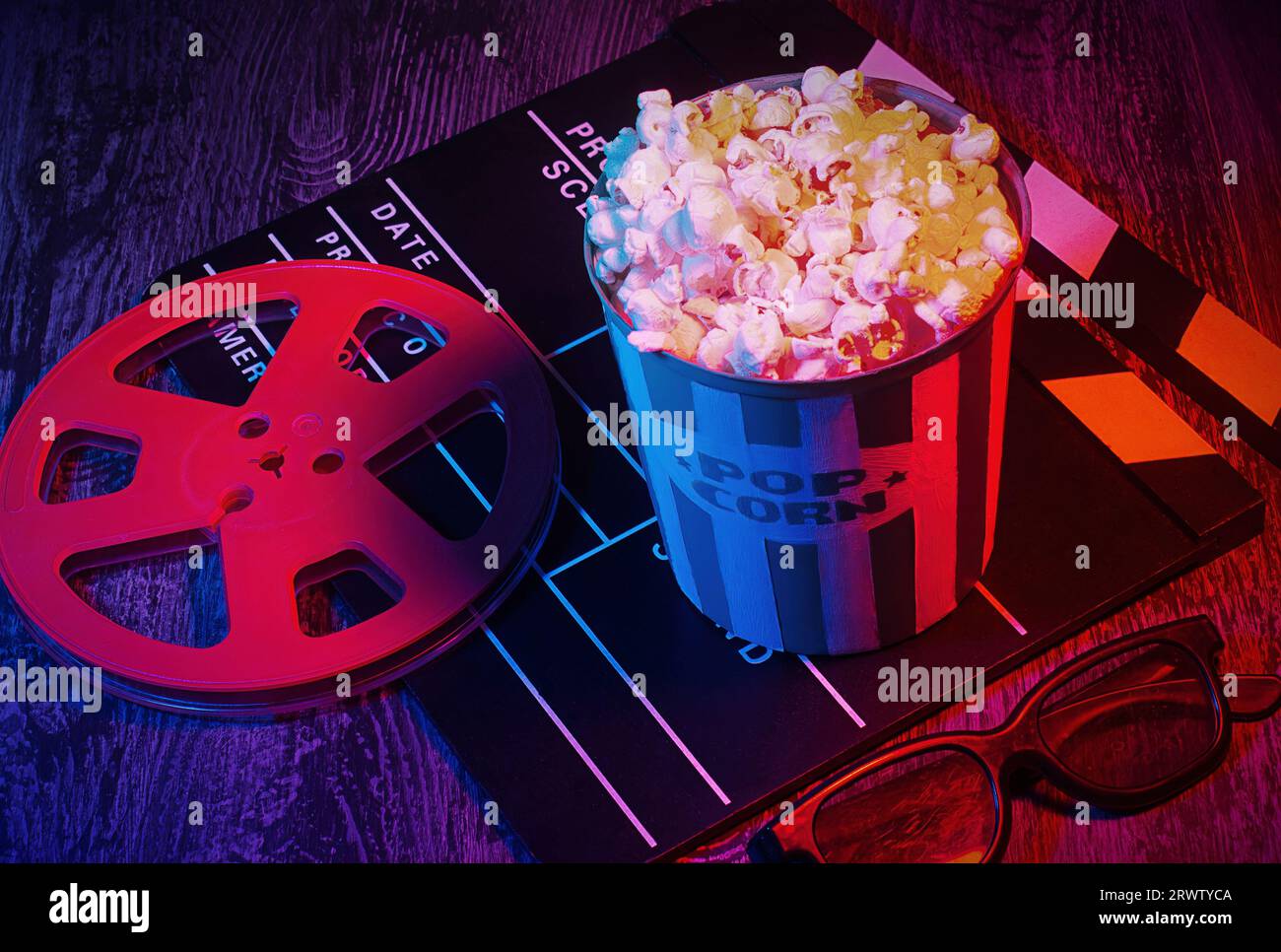 Fond de concept de films de cinéma, avec un seau de maïs pop, lunettes 3D. Modèle de soirée cinéma, photo commerciale de dessus de table, avec un violet rétro Banque D'Images