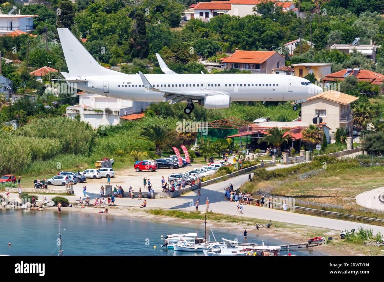 Skiathos, Grèce - 30 juin 2023 : avion Neos Boeing 737-800 à l'aéroport de Skiathos (JSI) en Grèce. Banque D'Images