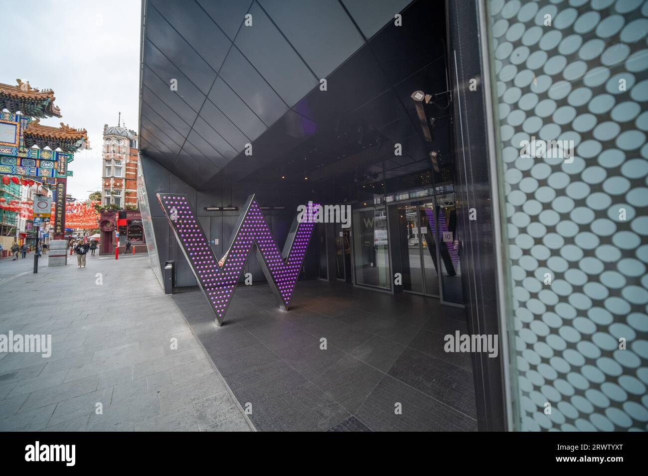LONDRES- 19 SEPTEMBRE 2023 : W London, hôtel de luxe 5 étoiles à Soho dans le West End Banque D'Images