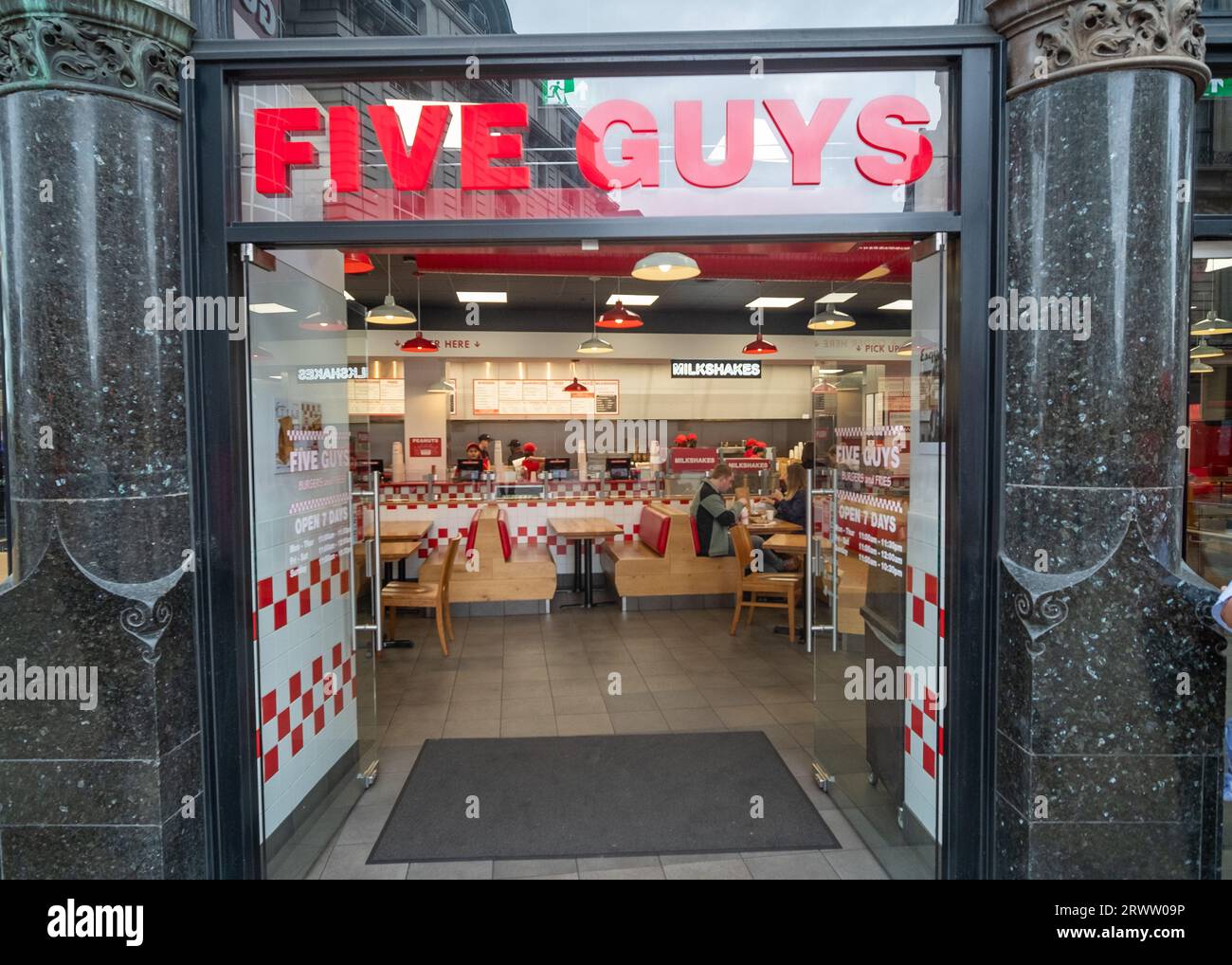 LONDRES - 19 SEPTEMBRE 2023 : Five Guys, restaurant de hamburgers américain sur Piccadilly Circus Banque D'Images