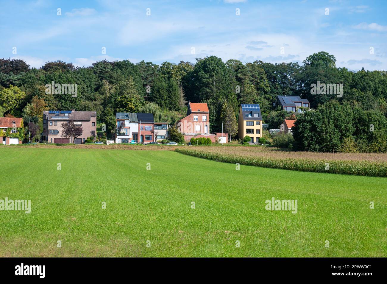 Boutersem, région flamande du Brabant, Belgique, 15 septembre 2023 - champs agricoles et maisons avec cellules solaires sur le toit Banque D'Images
