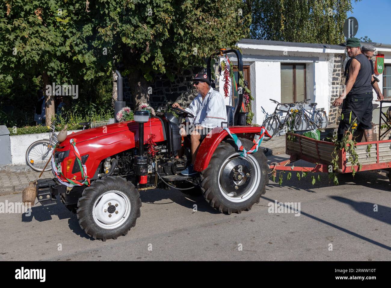 Défilé traditionnel hongrois des vendanges le 16 septembre 2023 dans le village de Tapolca-Diszel en Hongrie. Vêtements traditionnels hongrois. Banque D'Images