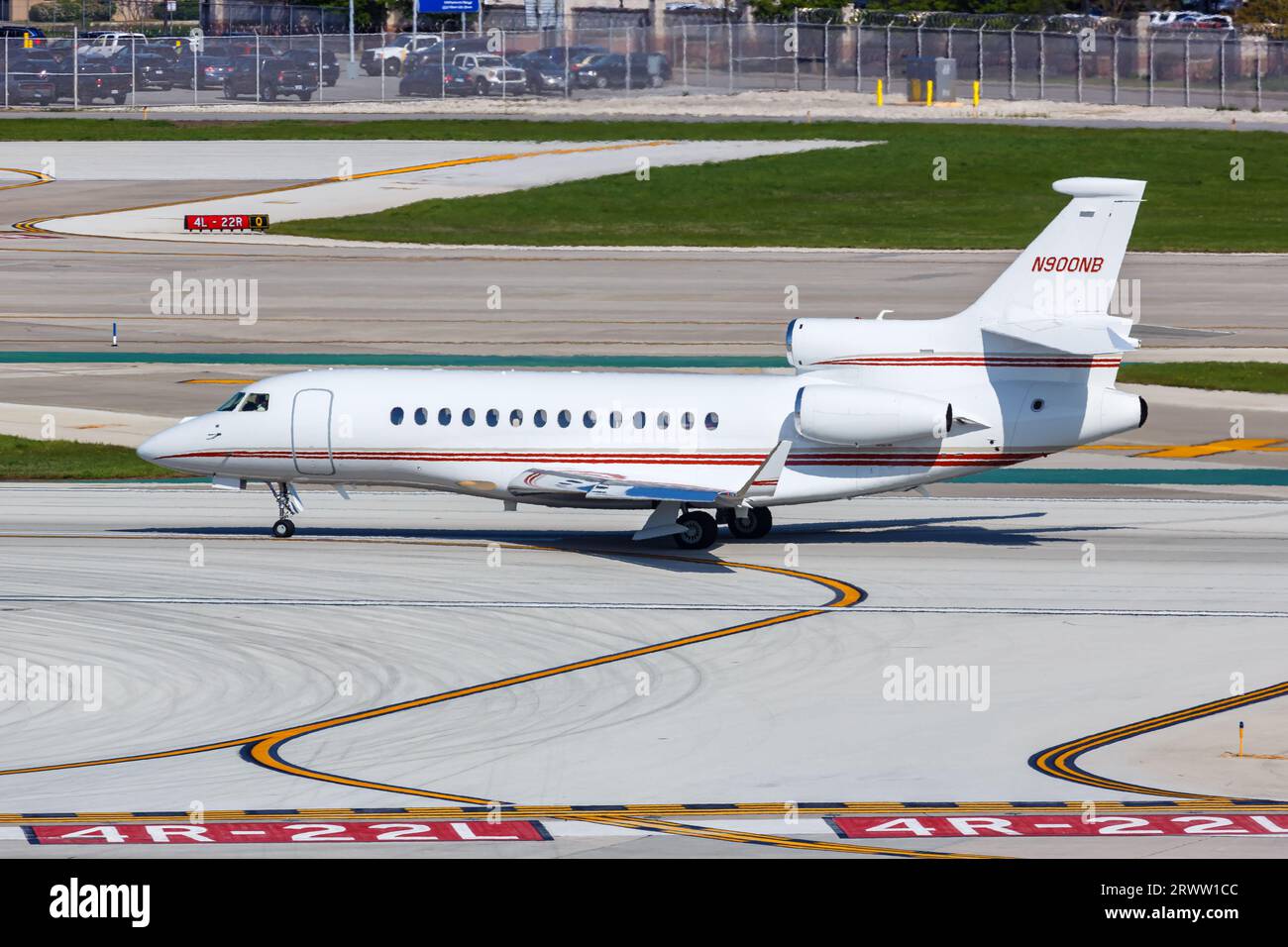 Chicago, États-Unis - 4 mai 2023 : avion Dassault Falcon 7X de Jet Aviation Flight Services à l'aéroport de Chicago Midway (MDW) aux États-Unis. Banque D'Images
