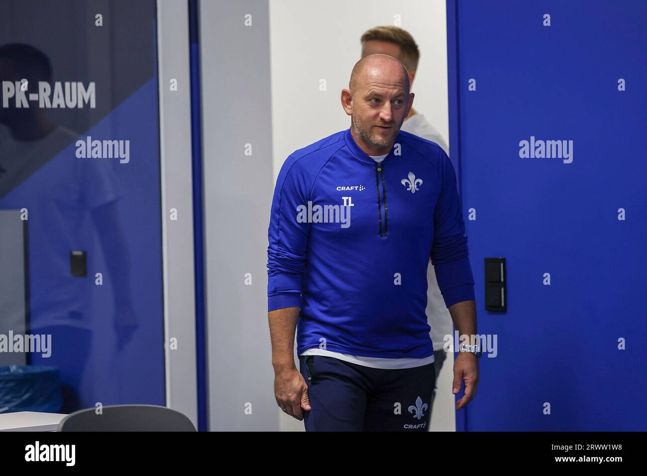 Darmstadt, Deutschland. 21 septembre 2023. darmstadt am 21.09.2023, SV Darmstadt 98 Mediengespräch vor dem Auswärtsspiel beim VfB Stuttgart mit Torsten Lieberknecht (SV Darmstadt 98) auf dem weg zur Pressekonferenz (LA RÉGLEMENTATION DFL INTERDIT TOUTE UTILISATION DE PHOTOGRAPHIES COMME SÉQUENCES D'IMAGES ET/OU QUASI-VIDÉOS) crédit : dpa/Alamy Live News Banque D'Images