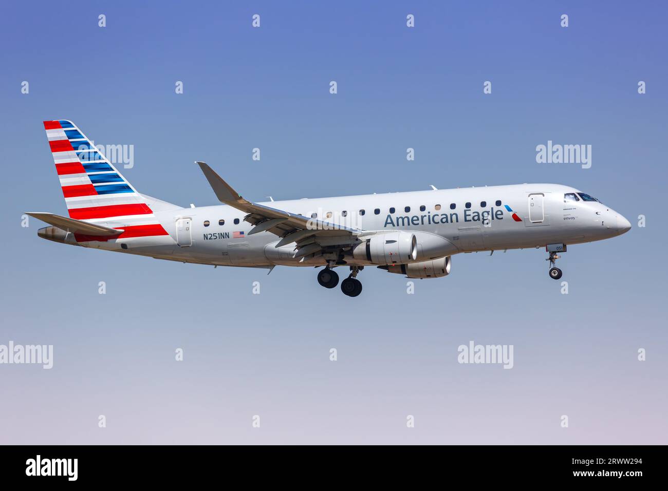 Dallas, États-Unis - 5 mai 2023 : avion 175 de l'américain Eagle Envoy à l'aéroport de Dallas fort Worth (DFW) aux États-Unis. Banque D'Images