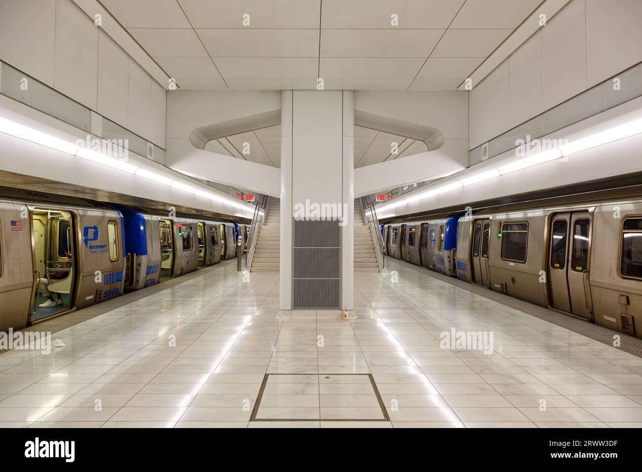 New York City, États-Unis - 11 mai 2023 : PATH Port Authority Trans-Hudson transport public de train de banlieue à la gare WTC du World Trade Center à New Banque D'Images