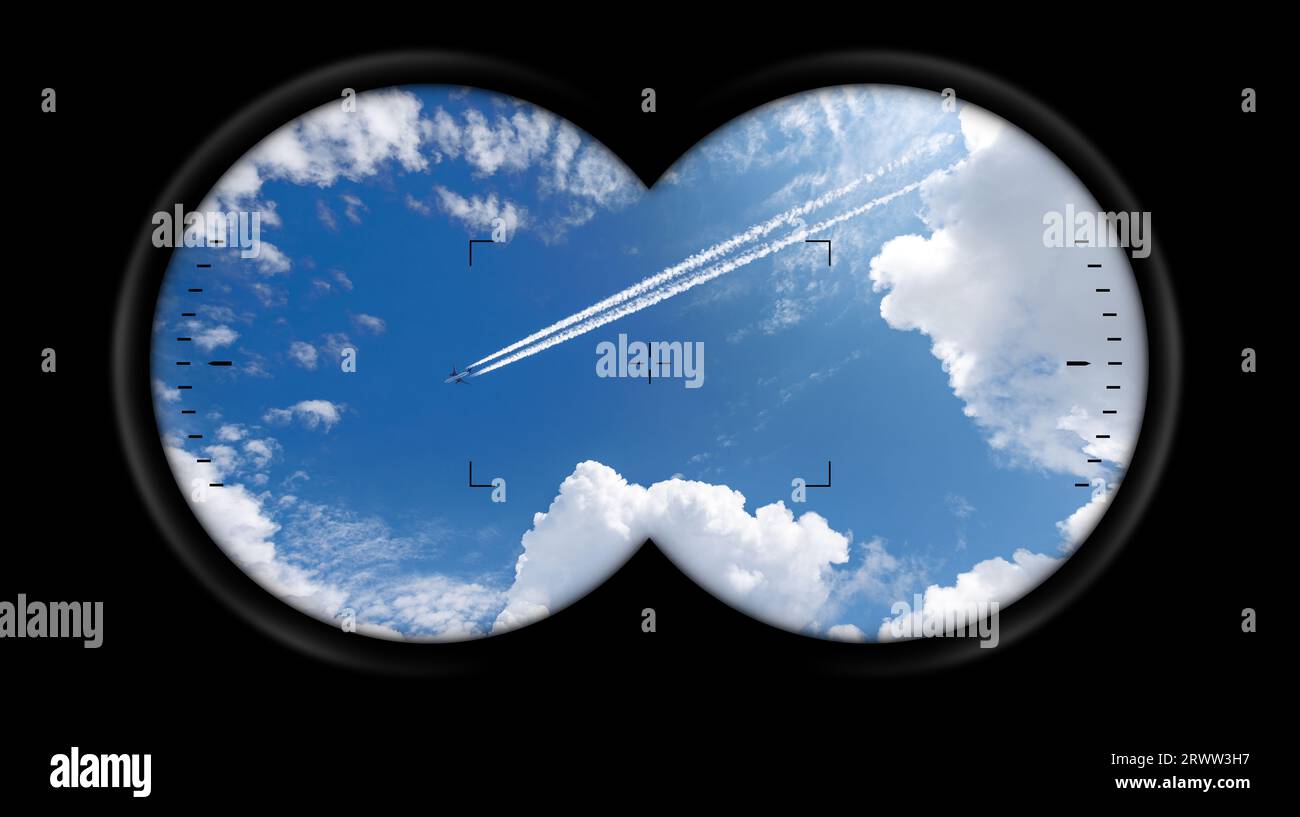 Jumelles point de vue avec un avion de ligne avec des contrails volant dans un ciel bleu clair avec de beaux cumulus nuages ou cumulonimbus. Photographie. Banque D'Images