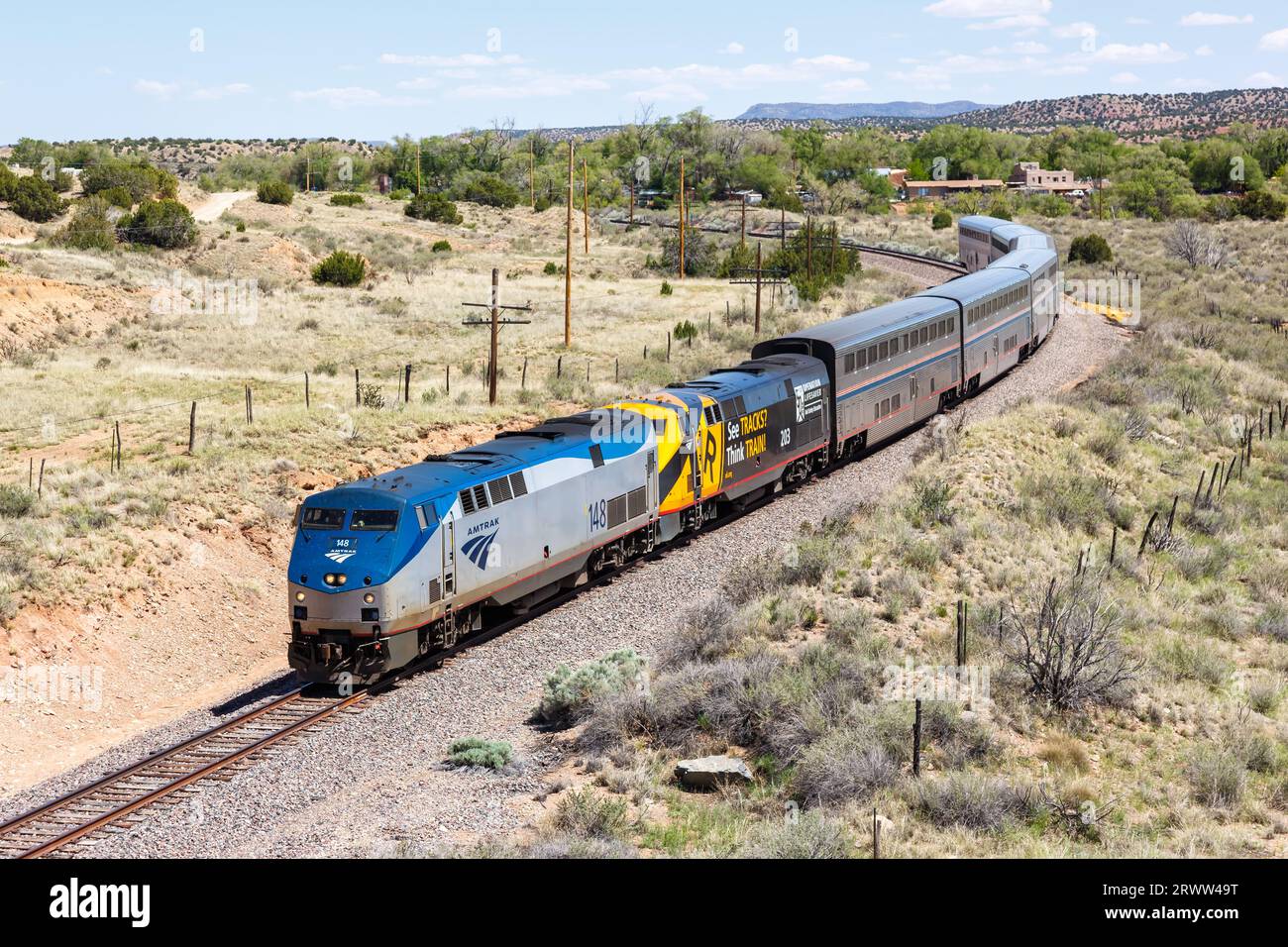 Los Cerrillos, États-Unis - 9 mai 2023 : train de voyageurs Amtrak Southwest Chief à Los Cerrillos Nouveau-Mexique, États-Unis. Banque D'Images