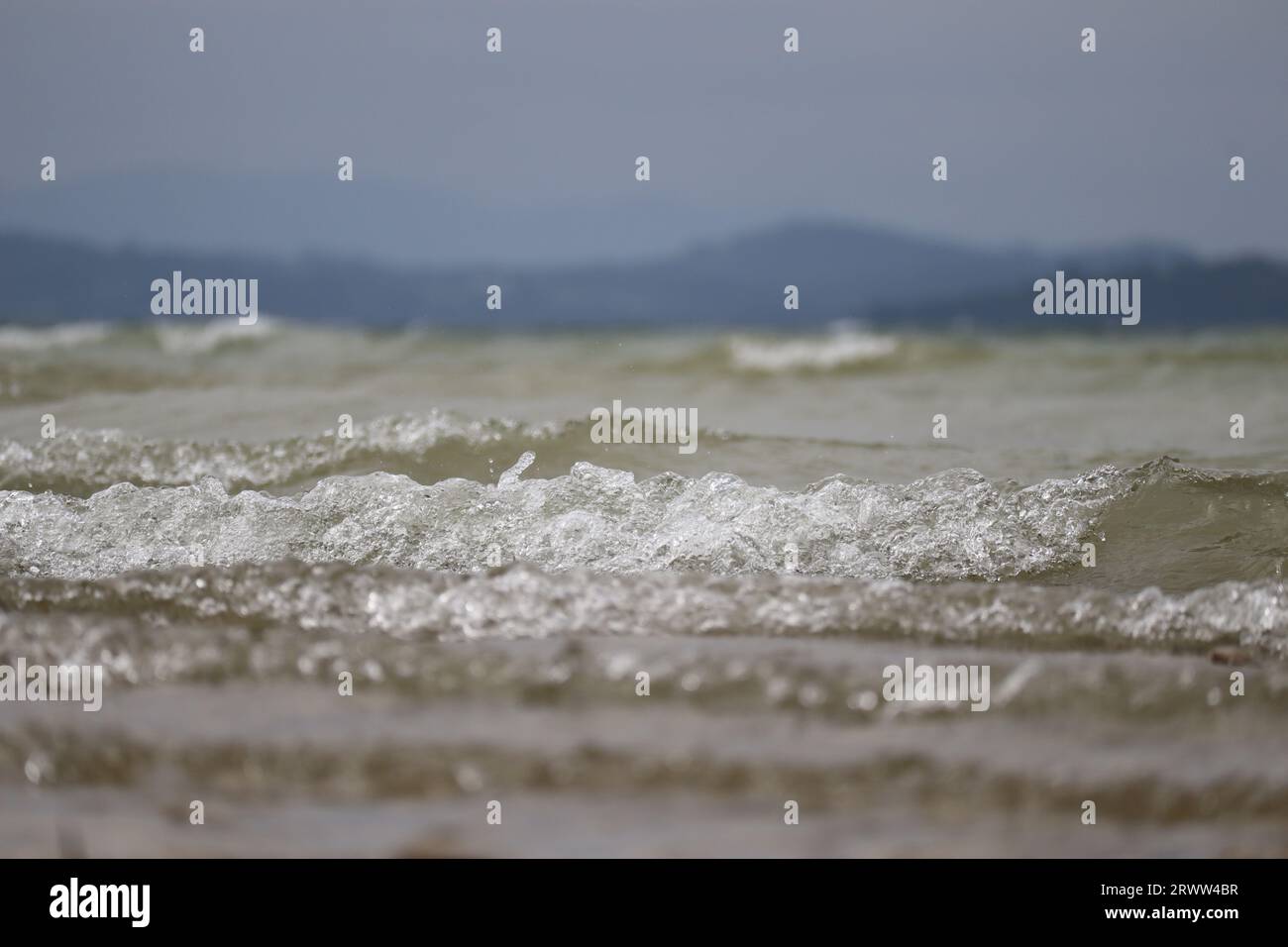 Grosses vagues et eau agitée sur la plage Banque D'Images