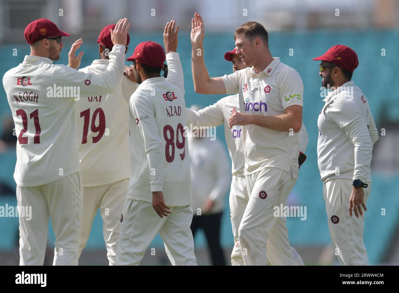 Londres, Angleterre. 21 septembre 2023. Tom Taylor, du Northamptonshire, célèbre avoir pris le guichet de Rory Burns du Surrey avec ses coéquipiers lors de la troisième journée du match LV=Insurance County Championship au Kia Oval. Kyle Andrews/Alamy Live News Banque D'Images