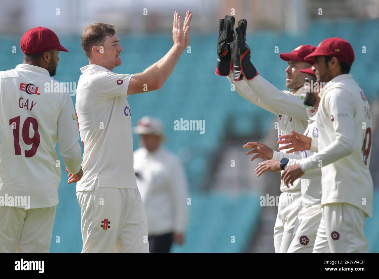 Londres, Angleterre. 21 septembre 2023. Tom Taylor, du Northamptonshire, célèbre avoir pris le guichet de Rory Burns du Surrey avec ses coéquipiers lors de la troisième journée du match LV=Insurance County Championship au Kia Oval. Kyle Andrews/Alamy Live News Banque D'Images