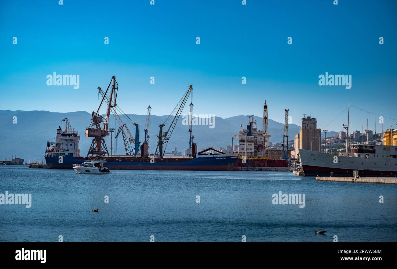 Le port de Rijeka est un port maritime de Rijeka, en Croatie, situé sur la rive du golfe de Kvarner dans la mer Adriatique. Banque D'Images
