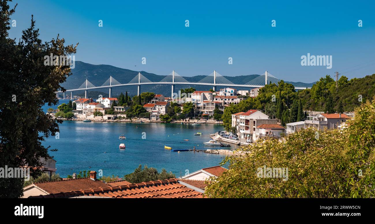 Pont de Peljesac, Croatie. Pont à haubans à plusieurs travées au-dessus de la mer dans le comté de Dubrovnik-Neretva Banque D'Images