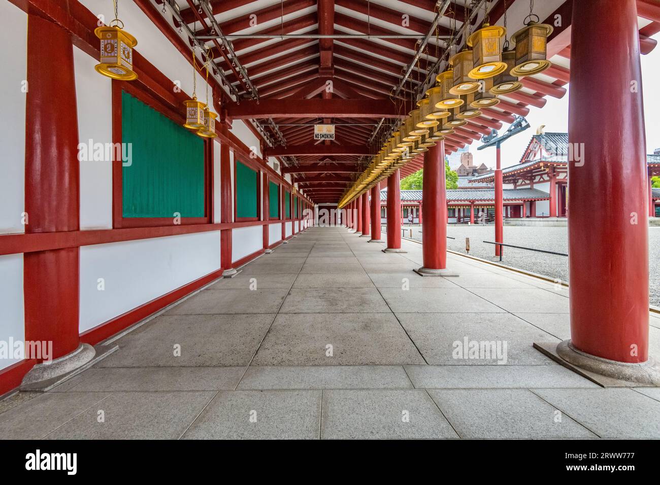Temple bouddhiste Shi-Tennoji / couloir avec lanternes Banque D'Images