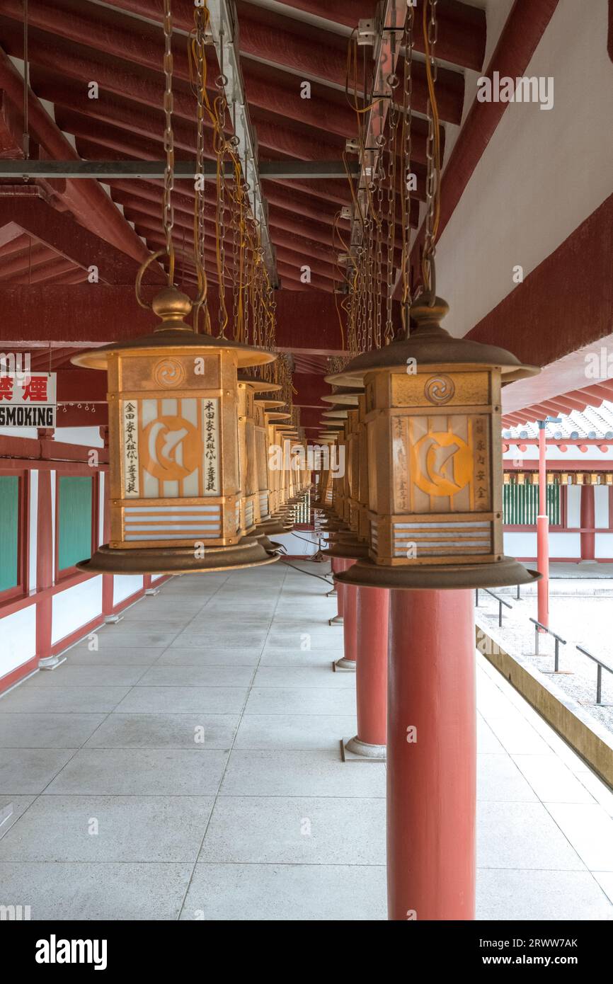 Temple bouddhiste Shi-Tennoji / couloir avec lanternes Banque D'Images