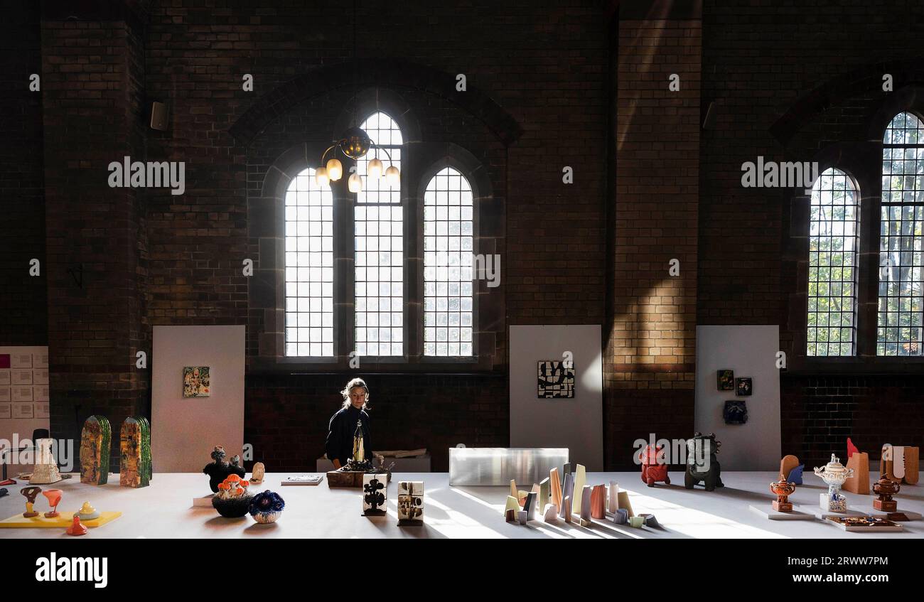 USAGE ÉDITORIAL SEULEMENT Helen Felcey examine le travail de divers artistes lors de la huitième édition de la British Ceramics Biennial (BCB) à Stoke-on-Trent. Date de la photo : jeudi 21 septembre 2023. Banque D'Images