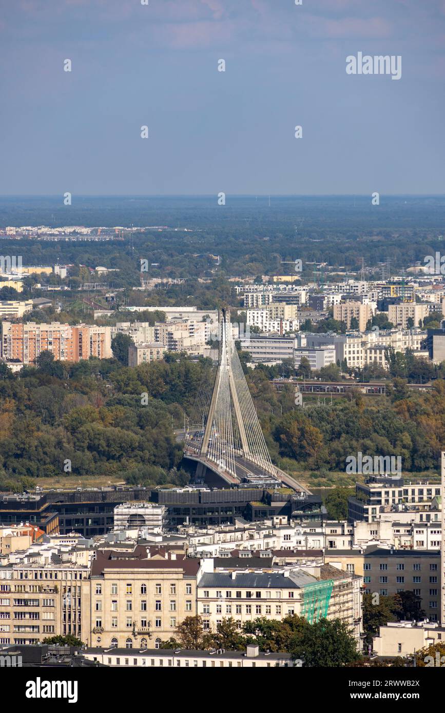 Vue sur la ville avec le pont Świętokrzyski ou Sainte Croix, Varsovie, Pologne Banque D'Images