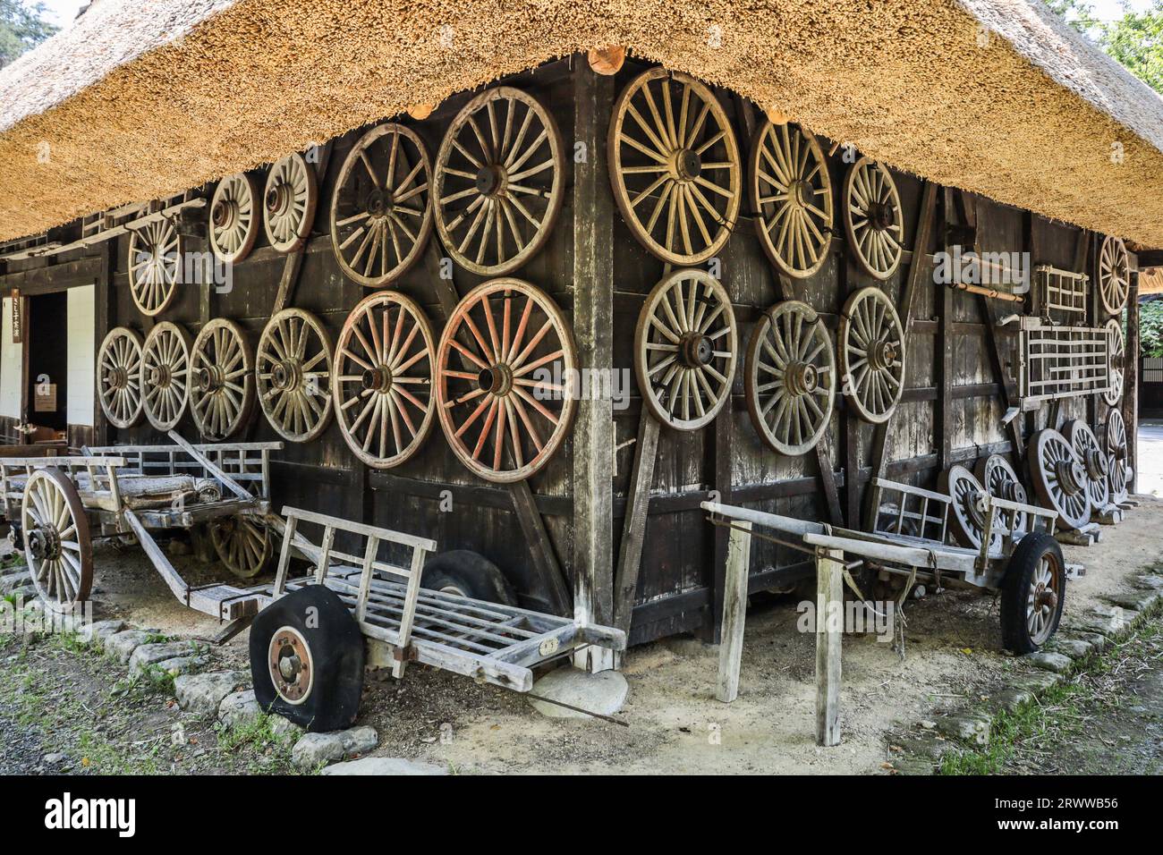 Chariots du village de Hida et une vue de nombreuses roues affichées sur le mur extérieur Banque D'Images