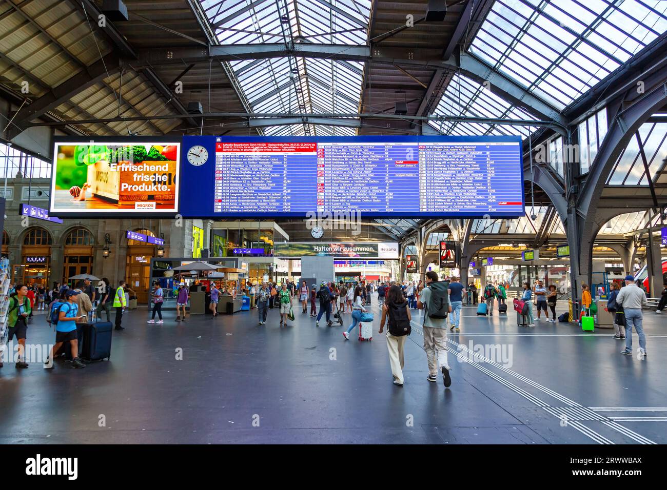 Zurich, Suisse - 10 août 2023 : panneau de départ pour les trains à la gare principale de Zurich, Suisse. Banque D'Images