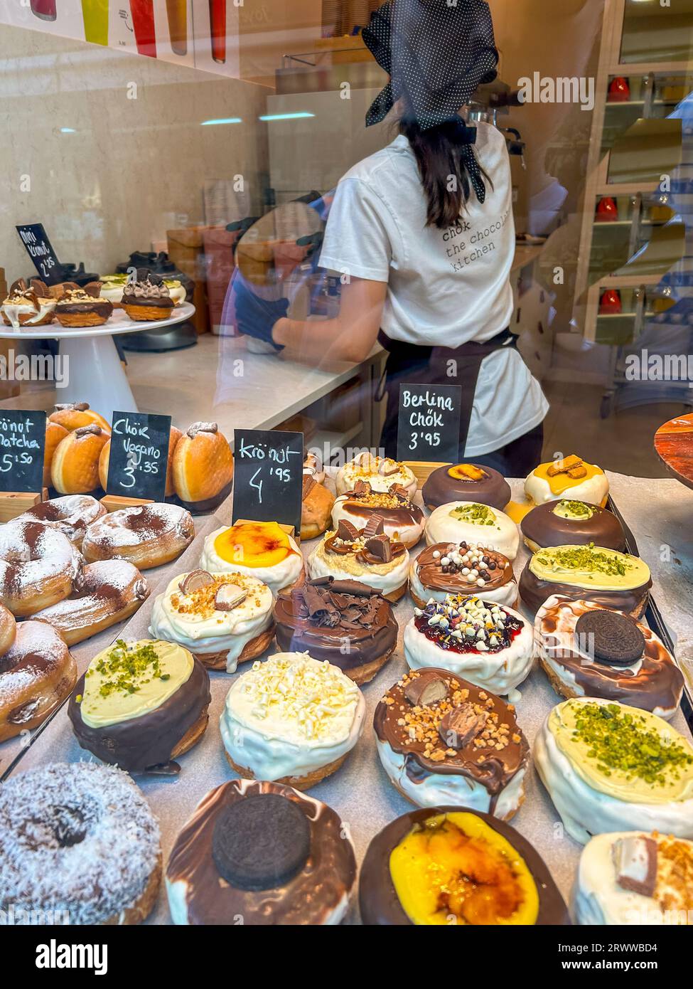 Séville, Espagne, Shop Front, Old Town Center, Shop Clerk Working, à l'intérieur, vitrine, pâtisserie espagnole moderne, 'Chok' (The Chocolate Kitchen) aliments ultra transformés, femme pâtissière espagnole Banque D'Images