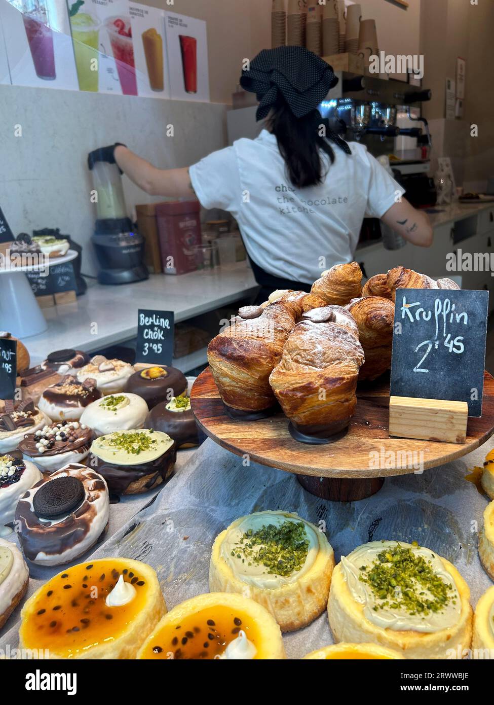Séville, Espagne, Front de magasin, Centre de la vieille ville, employé de magasin travaillant, intérieur, vitrine, pâtisserie espagnole moderne, 'Chok' (la cuisine au chocolat) Banque D'Images