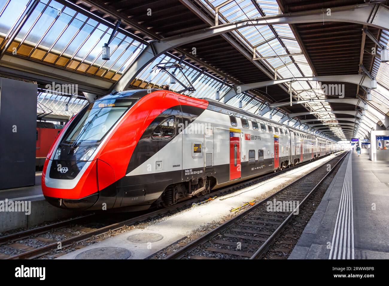 Zurich, Suisse - 10 août 2023 : train InterRegio Bombardier TWINDEXX de SBB Schweizerische Bundesbahnen à la gare centrale de Zurich, Banque D'Images