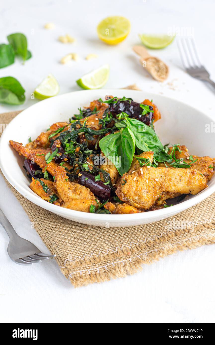 Poulet frit mélangé avec basilic, hors-d'œuvre de poulet asiatique haut vers le bas photo Banque D'Images
