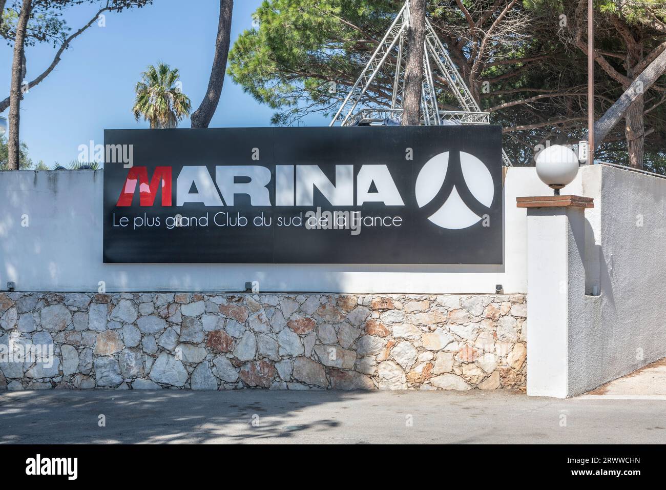 Un panneau publicitaire pour la discothèque Marina Atlantide, le Barcares, France Banque D'Images