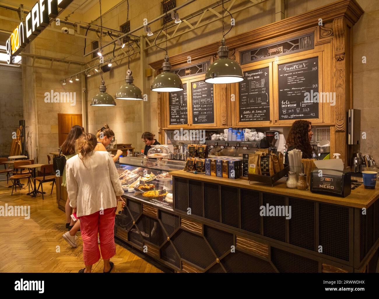 Clients du café Nero Outlet, Palais de la Culture et de la Science, Varsovie, Pologne Banque D'Images