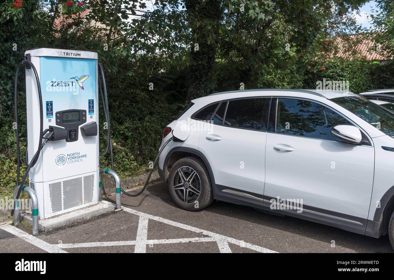 Recharge d'une voiture électrique à l'aide d'un chargeur Zest tritium à Helmsley, North Yorkshire, Angleterre, Royaume-Uni Banque D'Images