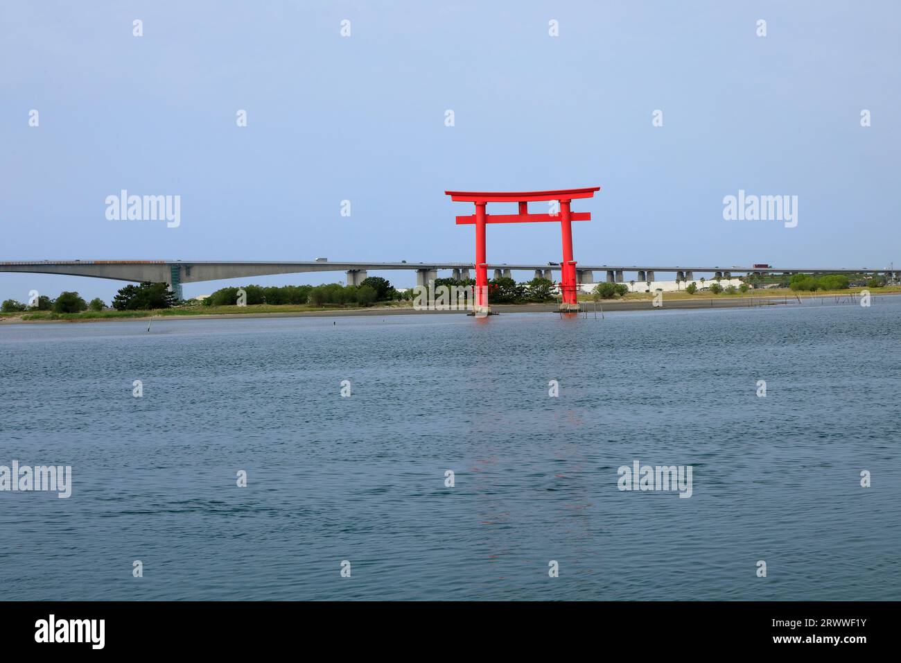 Mai : Aka-torii (porte rouge) à Bentenjima Banque D'Images