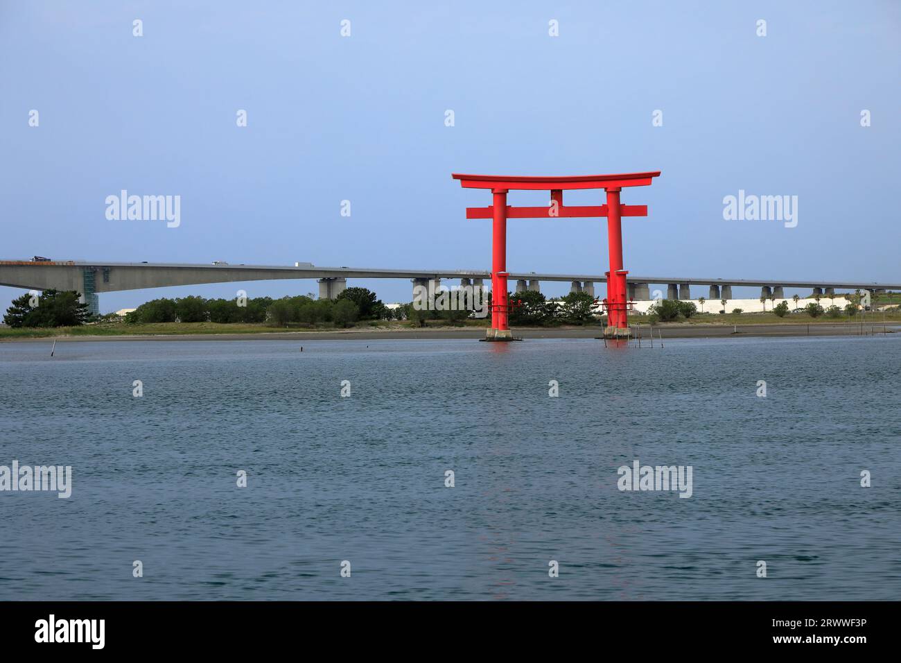 Mai : Aka-torii (porte rouge) à Bentenjima Banque D'Images