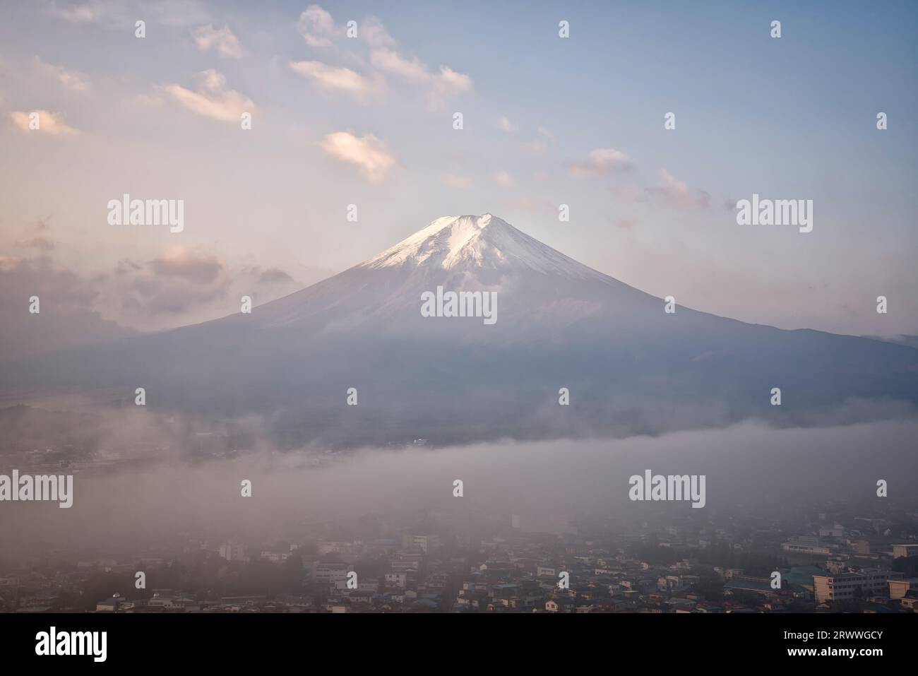 Fuji le matin et la ville de Fujiyoshida cachés dans une mer de nuages Banque D'Images Fuji le matin et la ville de Fujiyoshida cachés dans une mer de nuages Banque D'Images
