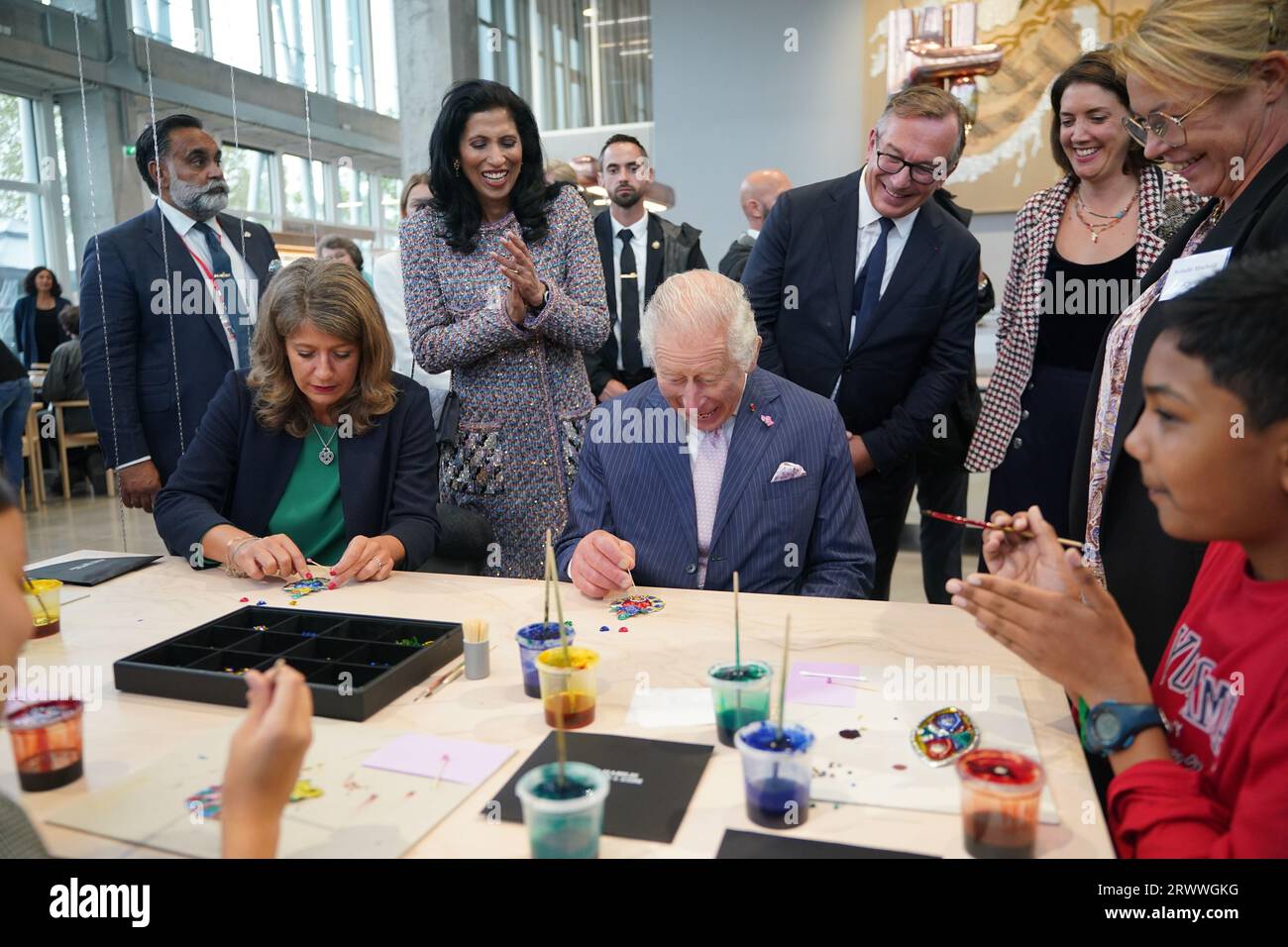 Le Roi Charles III a travaillé avec la Maire d’Aubervilliers, Karine Franclet (à gauche), des étudiants et des artisans, sous la surveillance de la Directrice générale mondiale de Chanel, Leena Nair, et Président de Chanel et du 19M, M. Bruno Pavlovsky, lors d’une visite à la Galerie du 19M à Paris, le deuxième jour de la visite d’Etat en France. Date de la photo : jeudi 21 septembre 2023. Banque D'Images