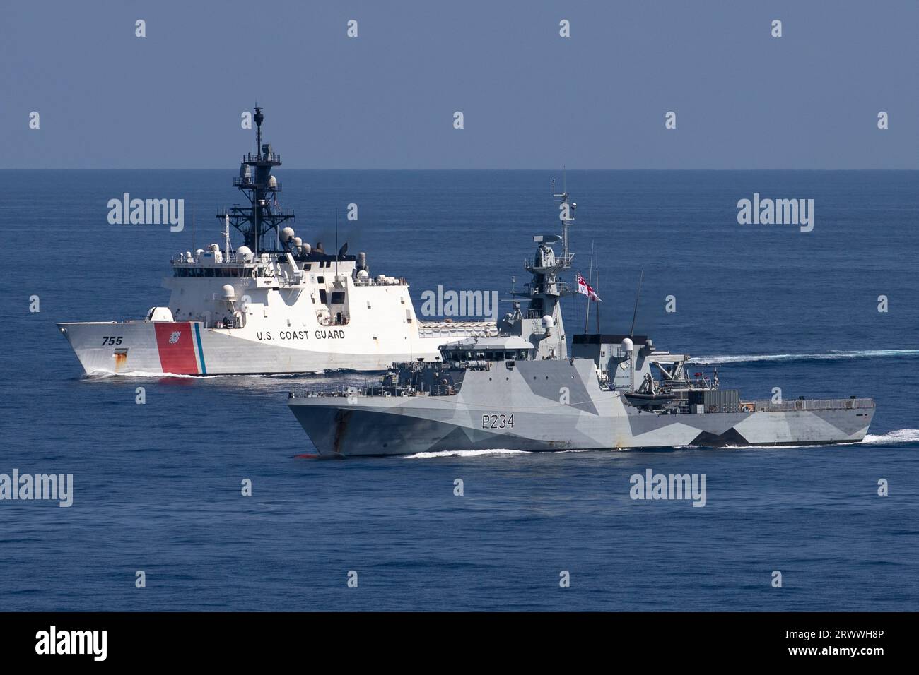 Mer de Chine méridionale, eaux internationales. 17 septembre 2023. Le navire de patrouille offshore de classe Royal Navy britannique HMS Spey, front, patrouille aux côtés du cutter de classe Legend USCGC Munro de la Garde côtière américaine, lors de manœuvres maritimes coordonnées dans les eaux internationales, le 17 septembre 2023, sur la mer de Chine méridionale. Crédit : CPO Brett Cote/US Navy photo/Alamy Live News Banque D'Images